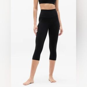 NWOT ATHLETA Elation Ultra High Rise Capri in BLK SZ M